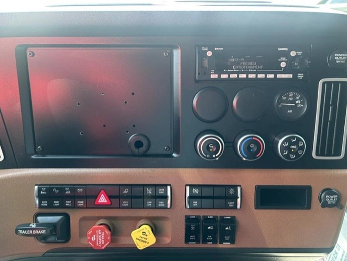 2025 Freightliner Cascadia — photo 21