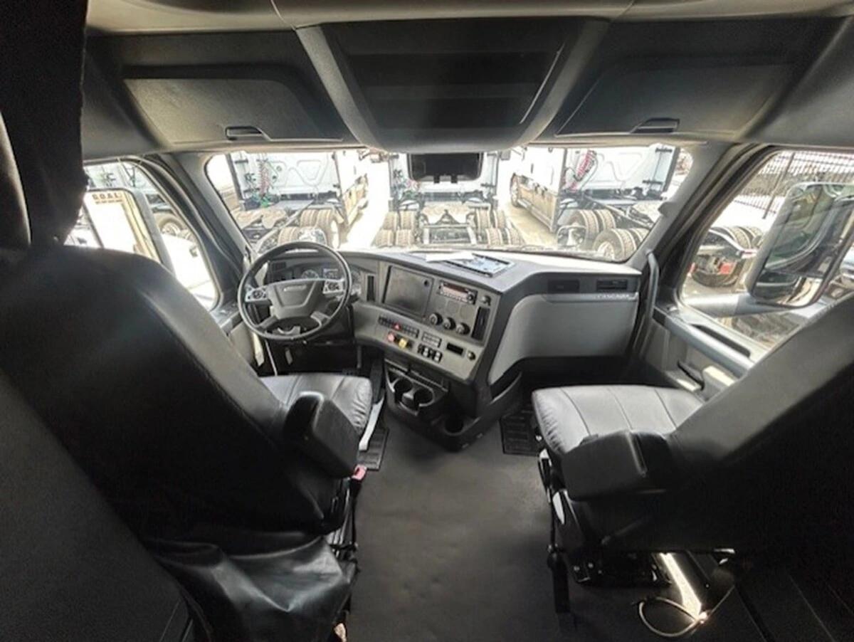 2022 Freightliner Cascadia — photo 20