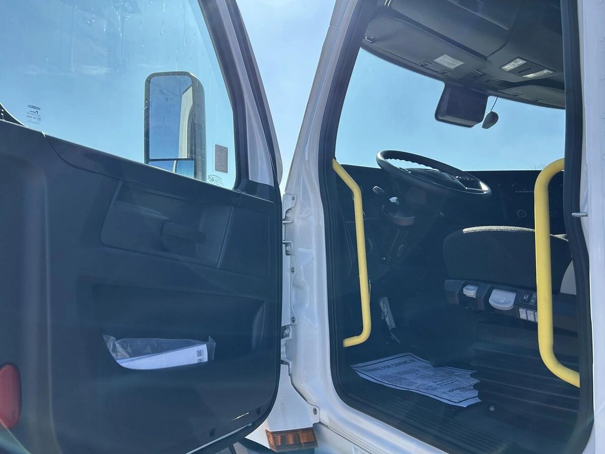 2026 Freightliner Cascadia in Roberts, WI — photo 9
