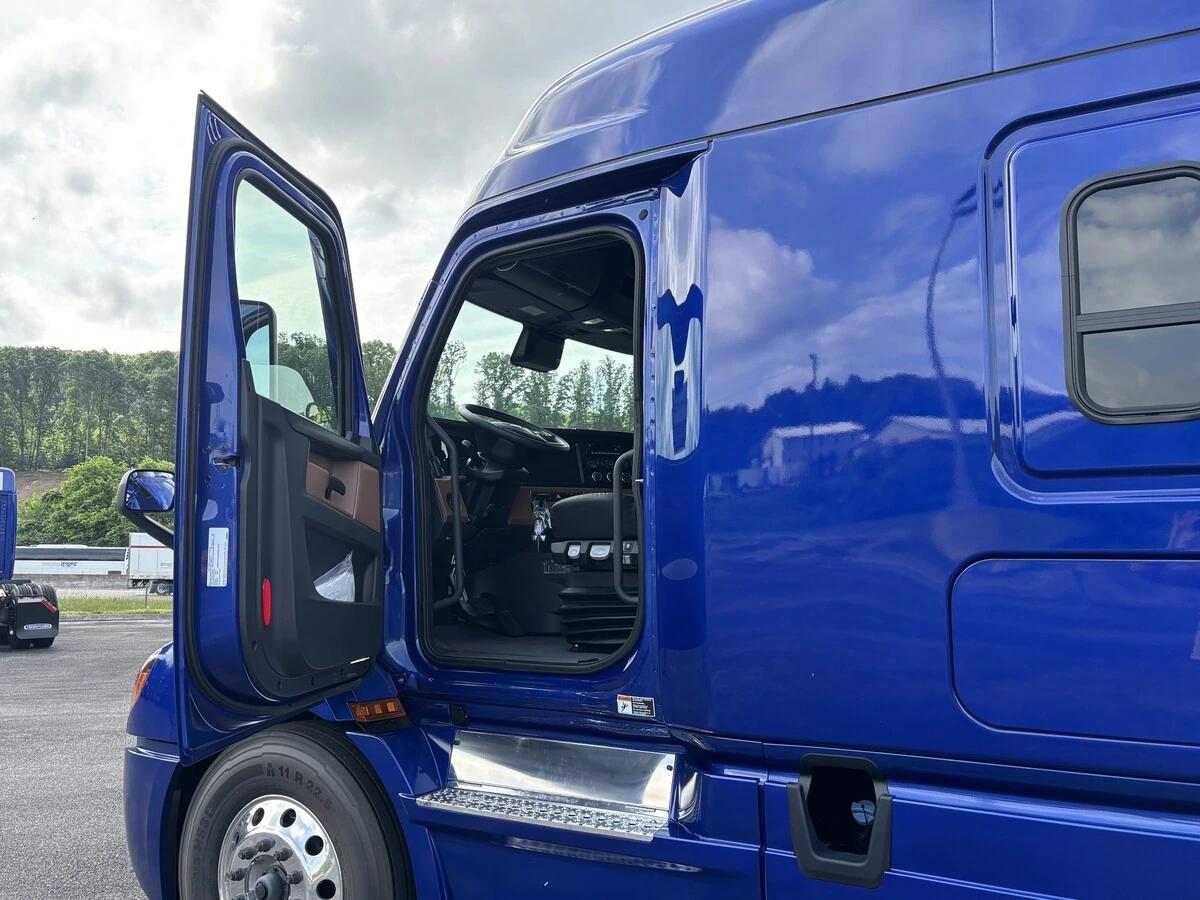 2026 Freightliner Cascadia in Knoxville, TN — photo 10