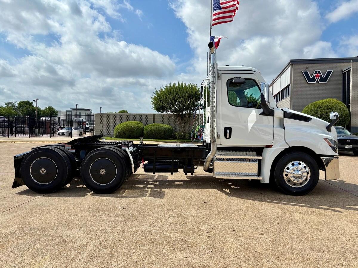 2027 Freightliner Cascadia — photo 3