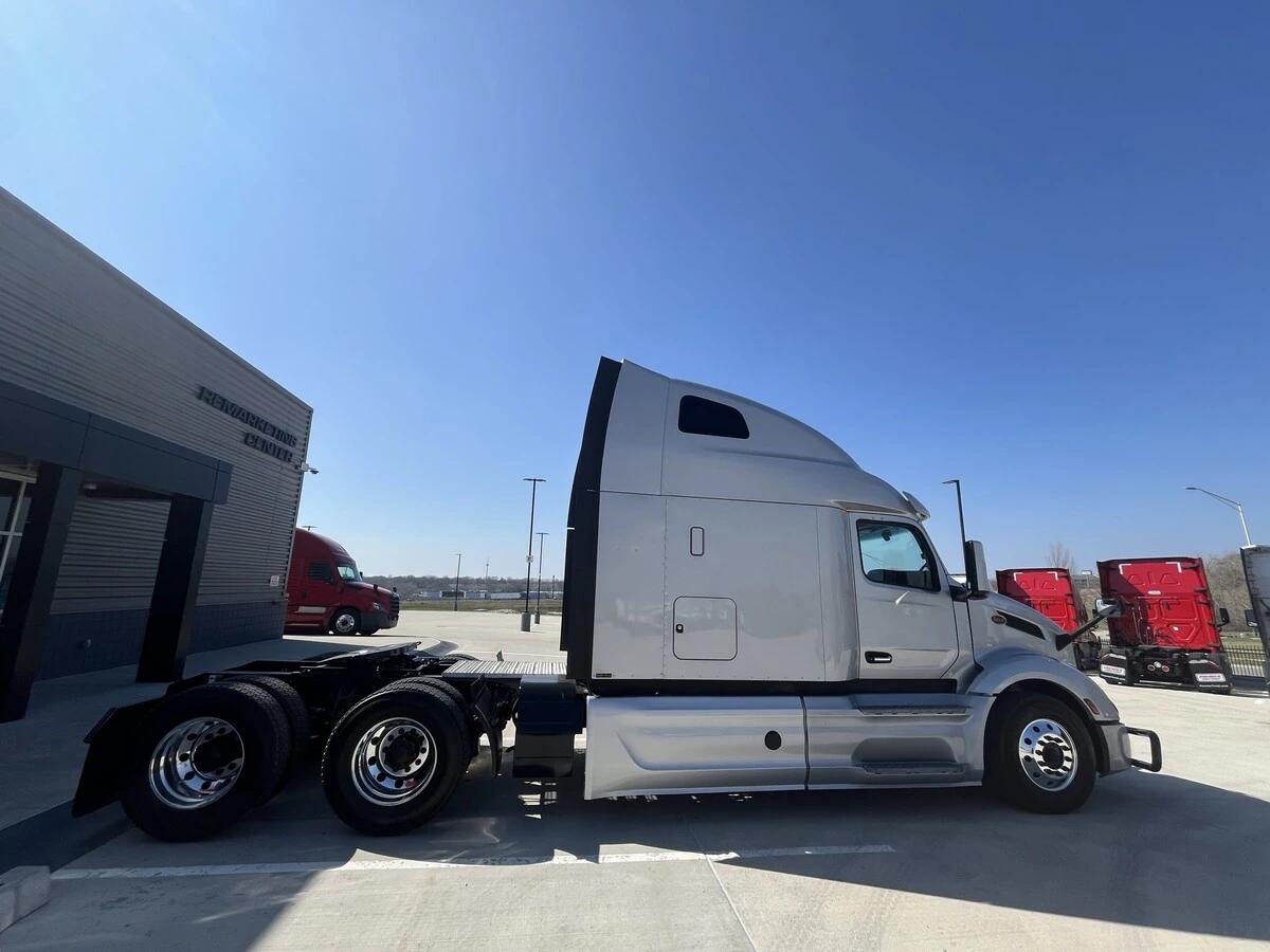 2023 Peterbilt 579 in Kansas City, MO — photo 10