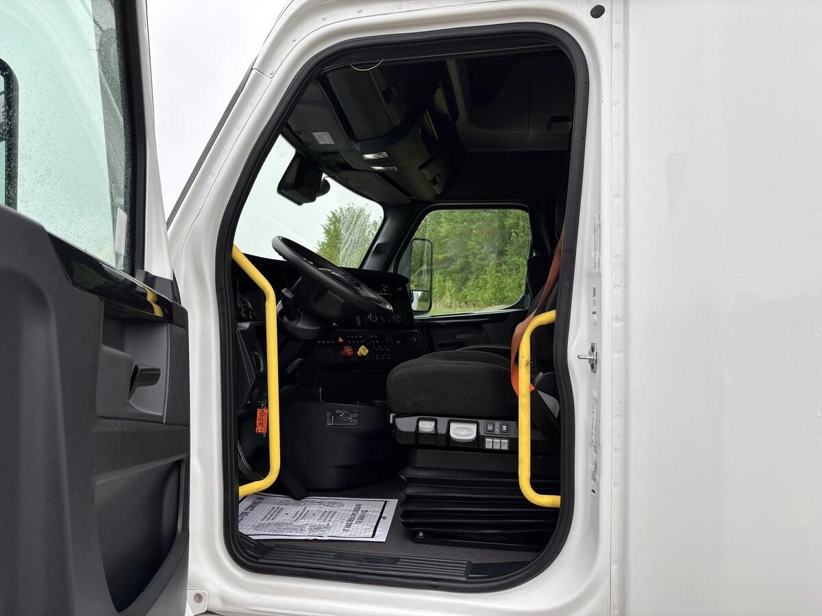 2025 Freightliner Cascadia — photo 9