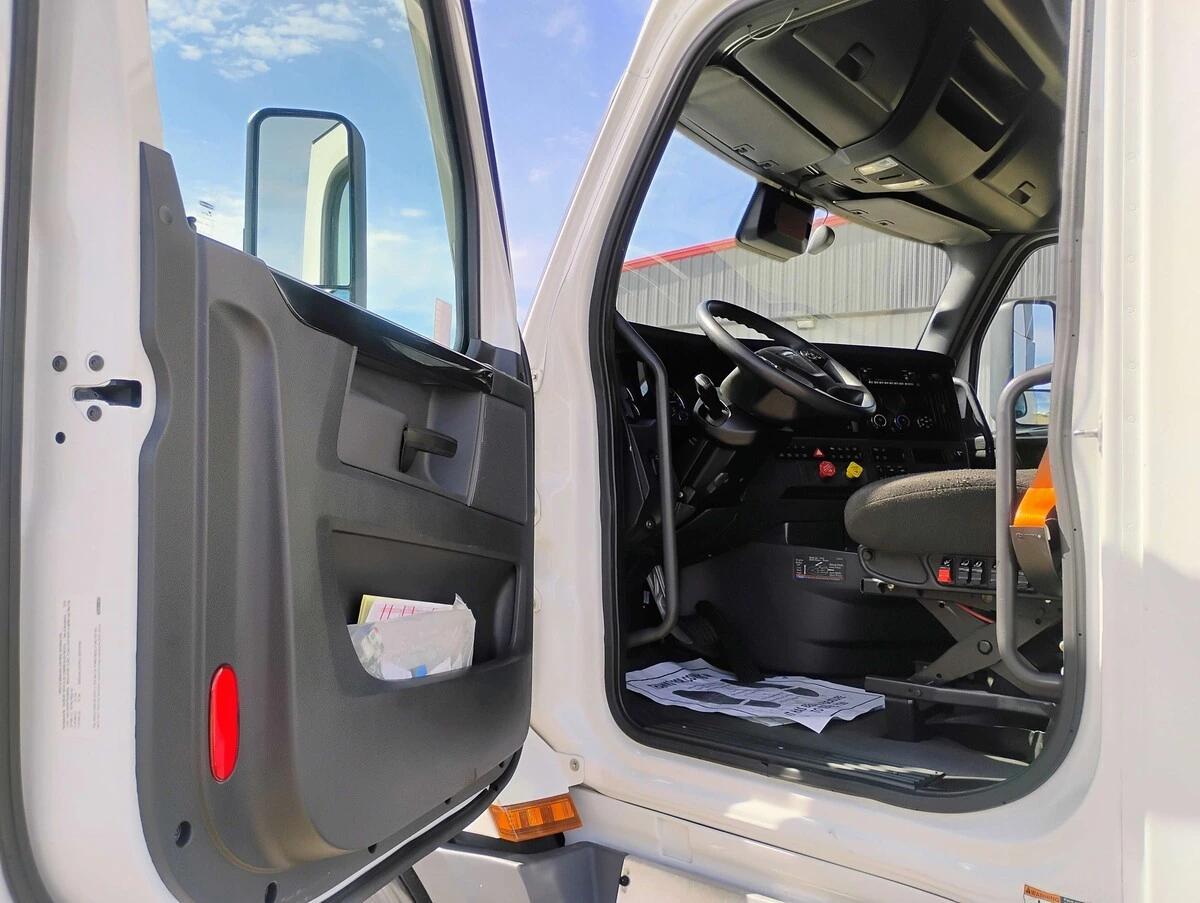 2023 Freightliner Cascadia in Chattanooga, TN — photo 15