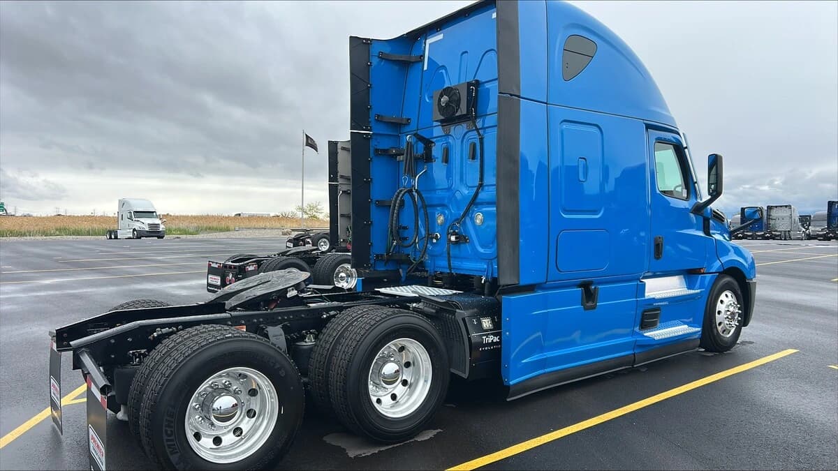 2022 Freightliner Cascadia — photo 2