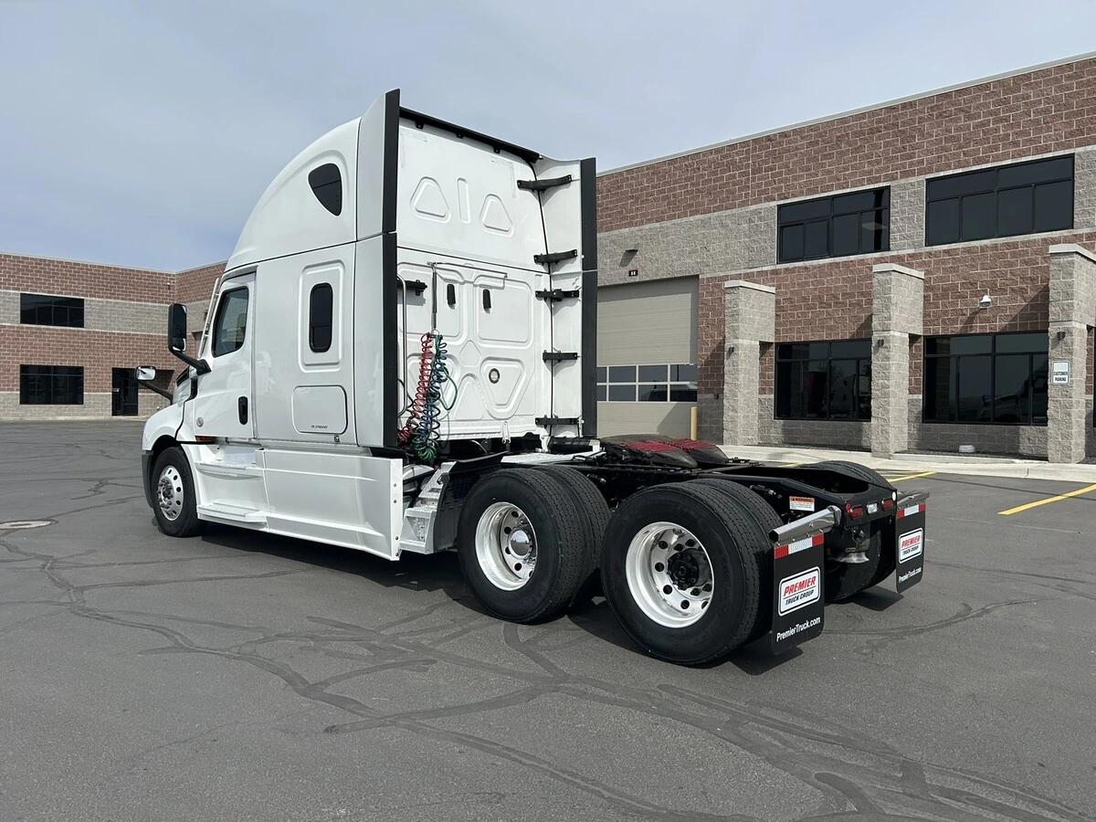 2022 Freightliner Cascadia — photo 8