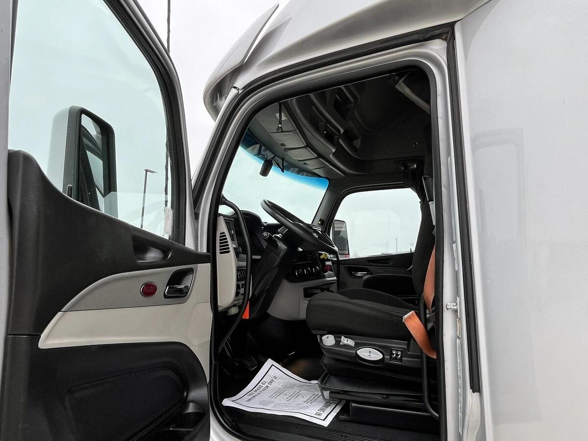 2023 Peterbilt 579 in Kansas City, MO — photo 15