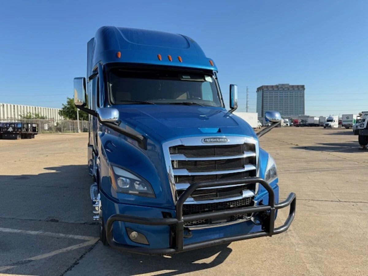 2022 Freightliner Cascadia — photo 2