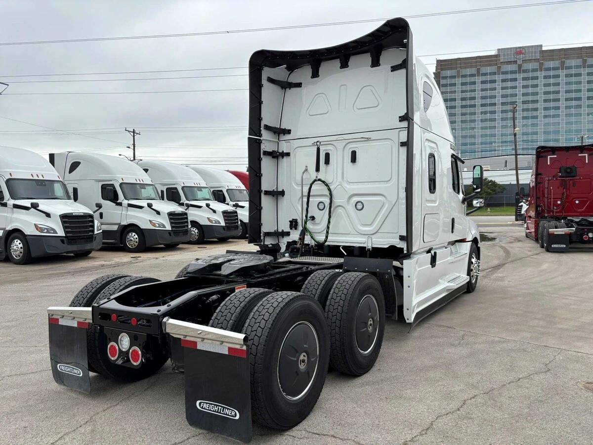 2027 Freightliner Cascadia — photo 5