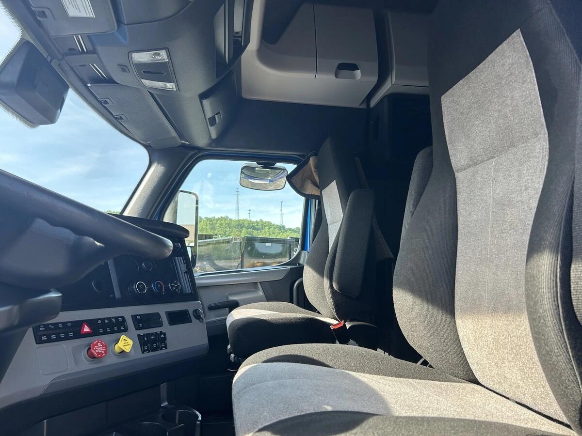 2022 Freightliner Cascadia — photo 14
