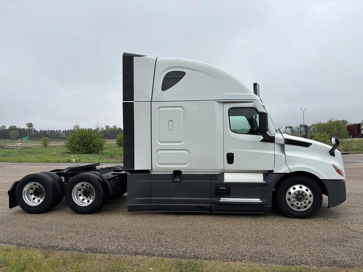 2025 Freightliner Cascadia — photo 4