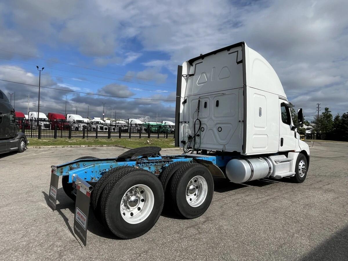 2019 Freightliner Cascadia — photo 7