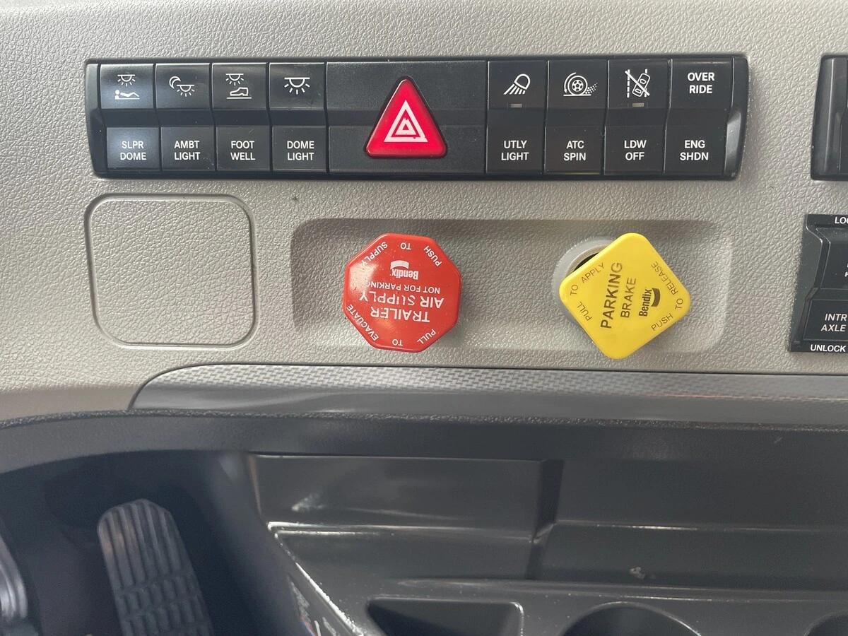 2022 Freightliner Cascadia — photo 23