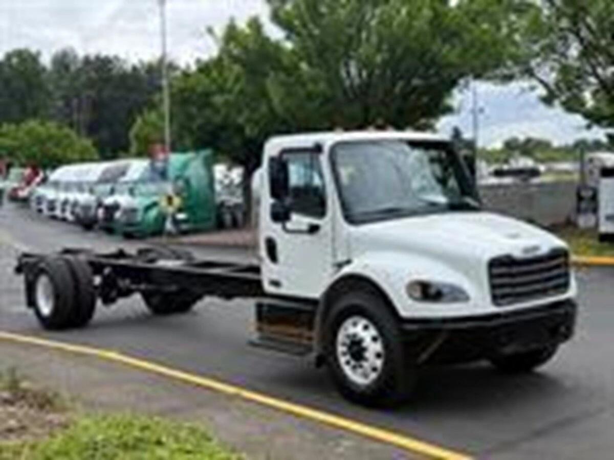 2027 Freightliner M2 106 — photo 3