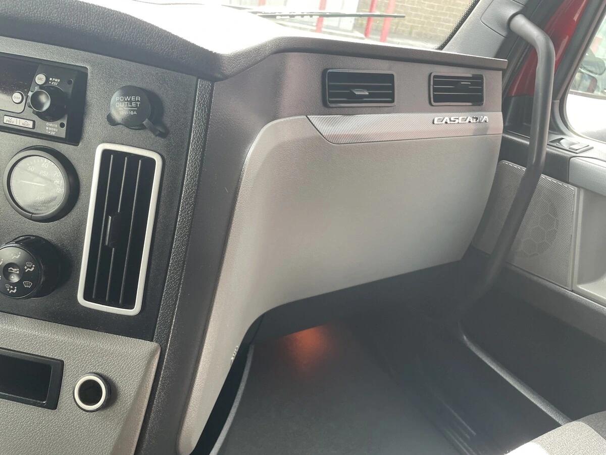 2022 Freightliner Cascadia — photo 24