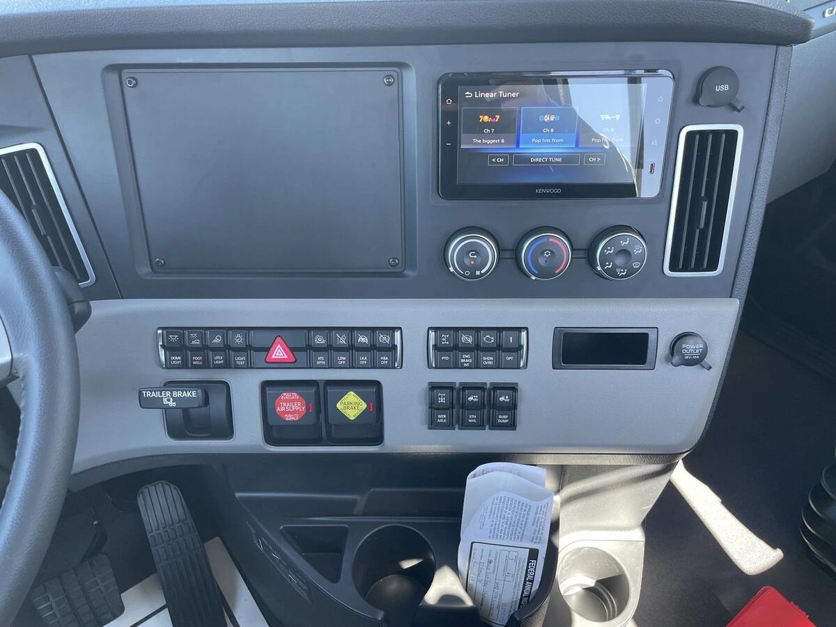 2027 Freightliner Cascadia — photo 28