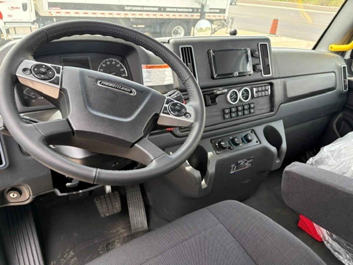 2027 Freightliner 114SD — photo 5