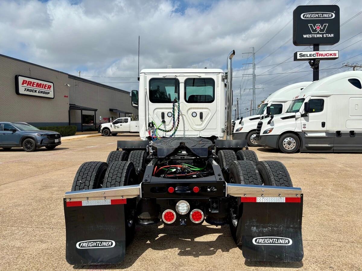 2027 Freightliner Cascadia — photo 6