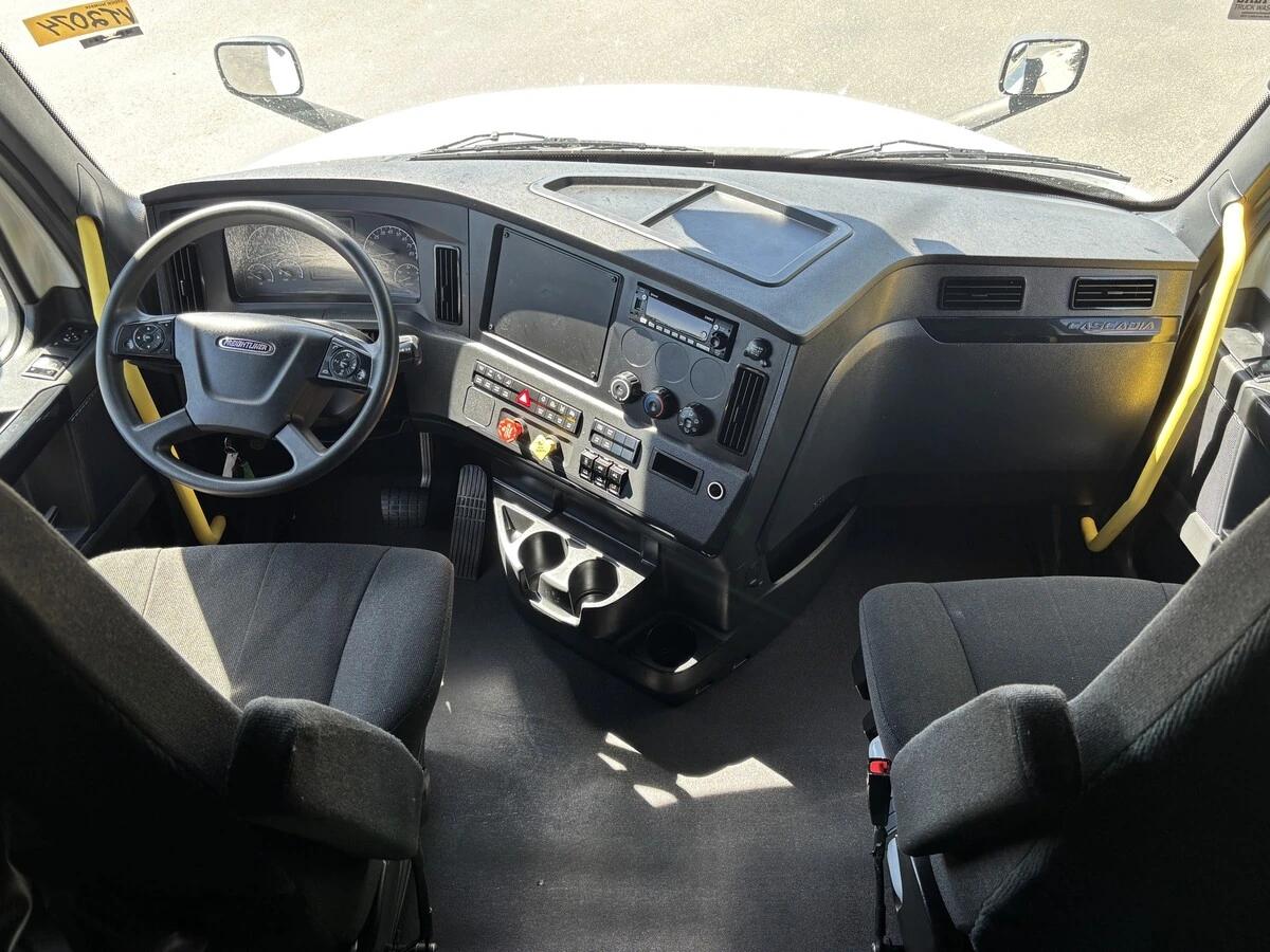 2025 Freightliner Cascadia — photo 19