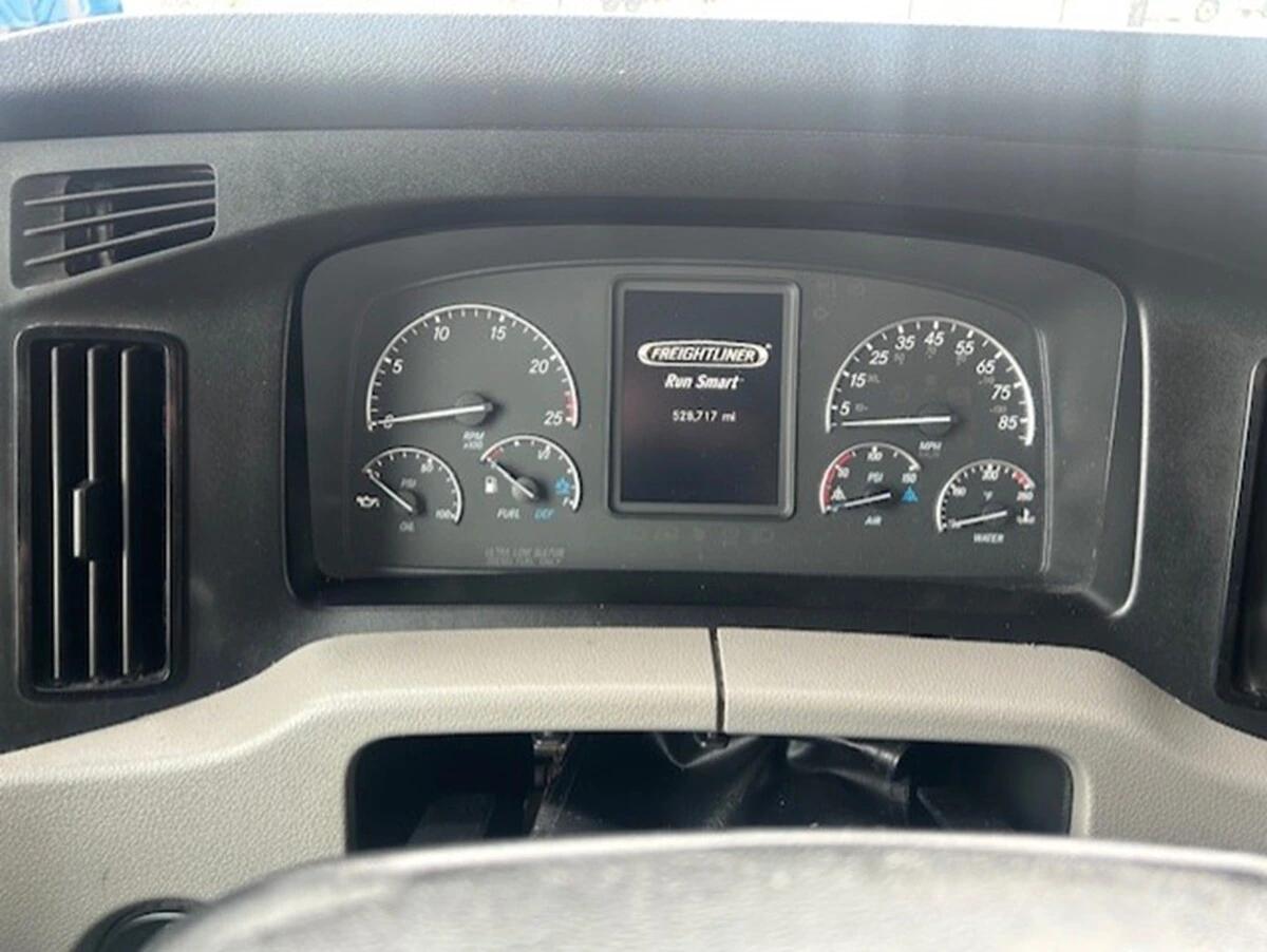 2022 Freightliner Cascadia — photo 22