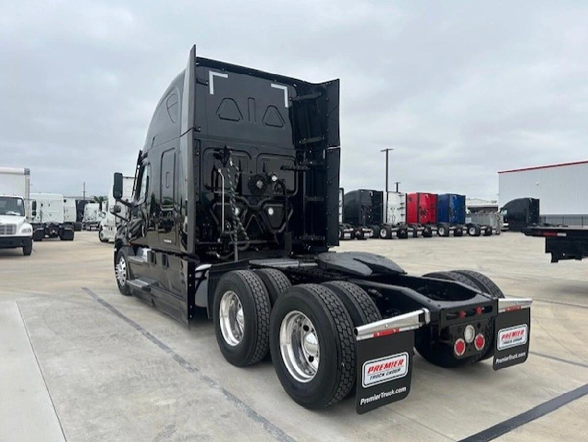 2022 Freightliner Cascadia — photo 3