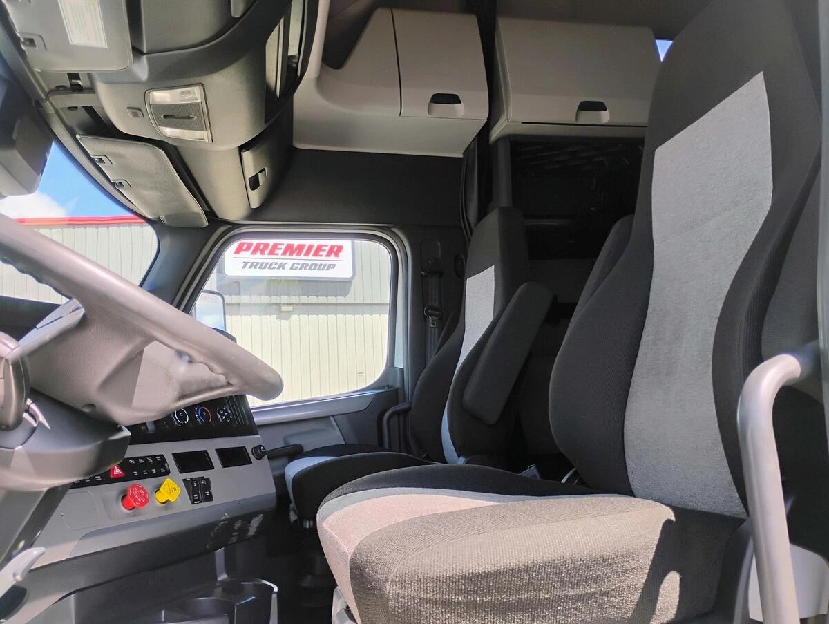 2022 Freightliner Cascadia — photo 14