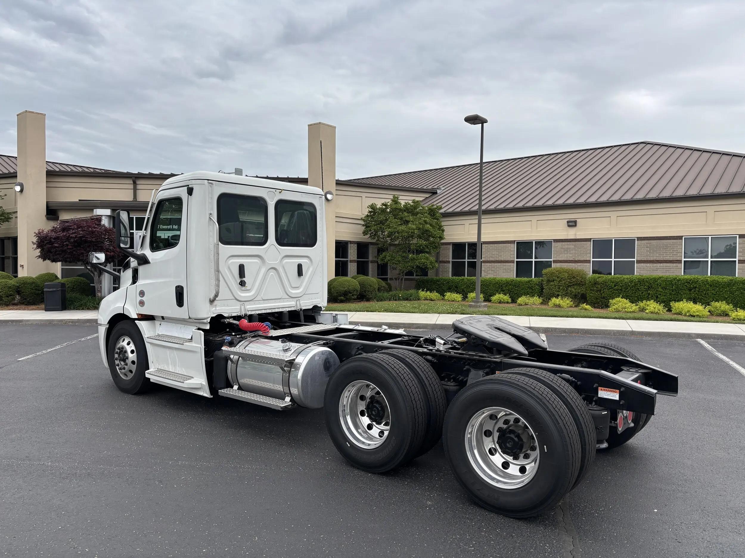 2026 Freightliner Cascadia in Knoxville, TN — photo 3