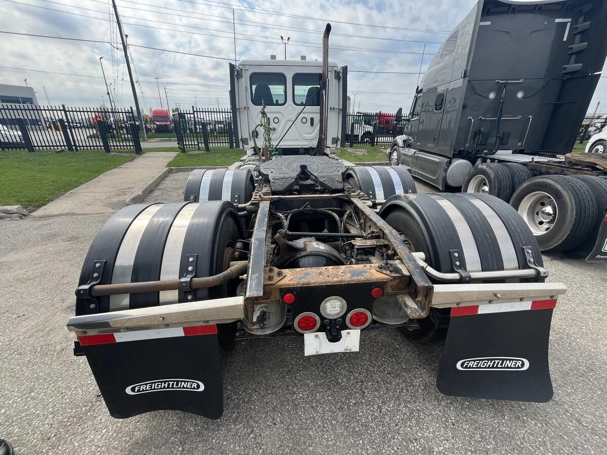 2021 Freightliner Cascadia — photo 17
