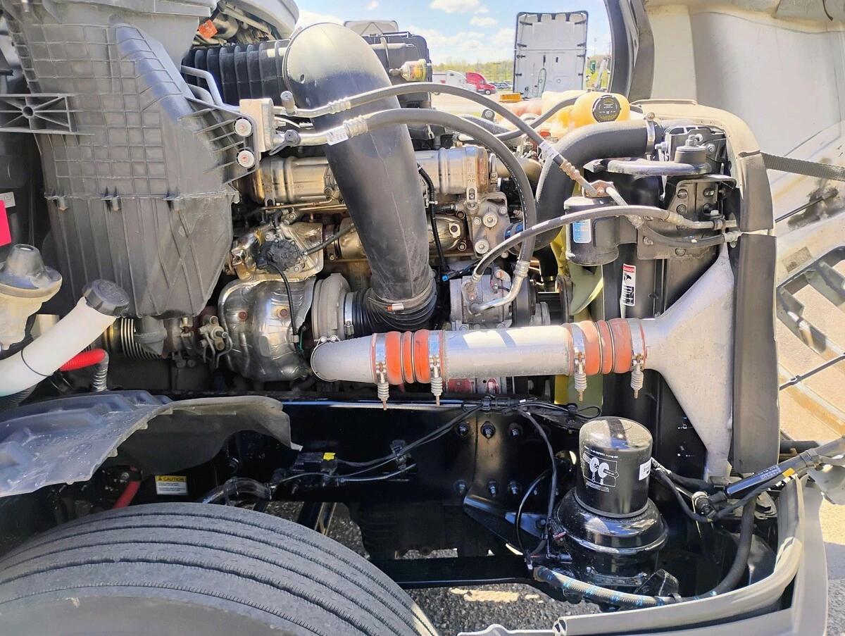 2022 Freightliner Cascadia — photo 11