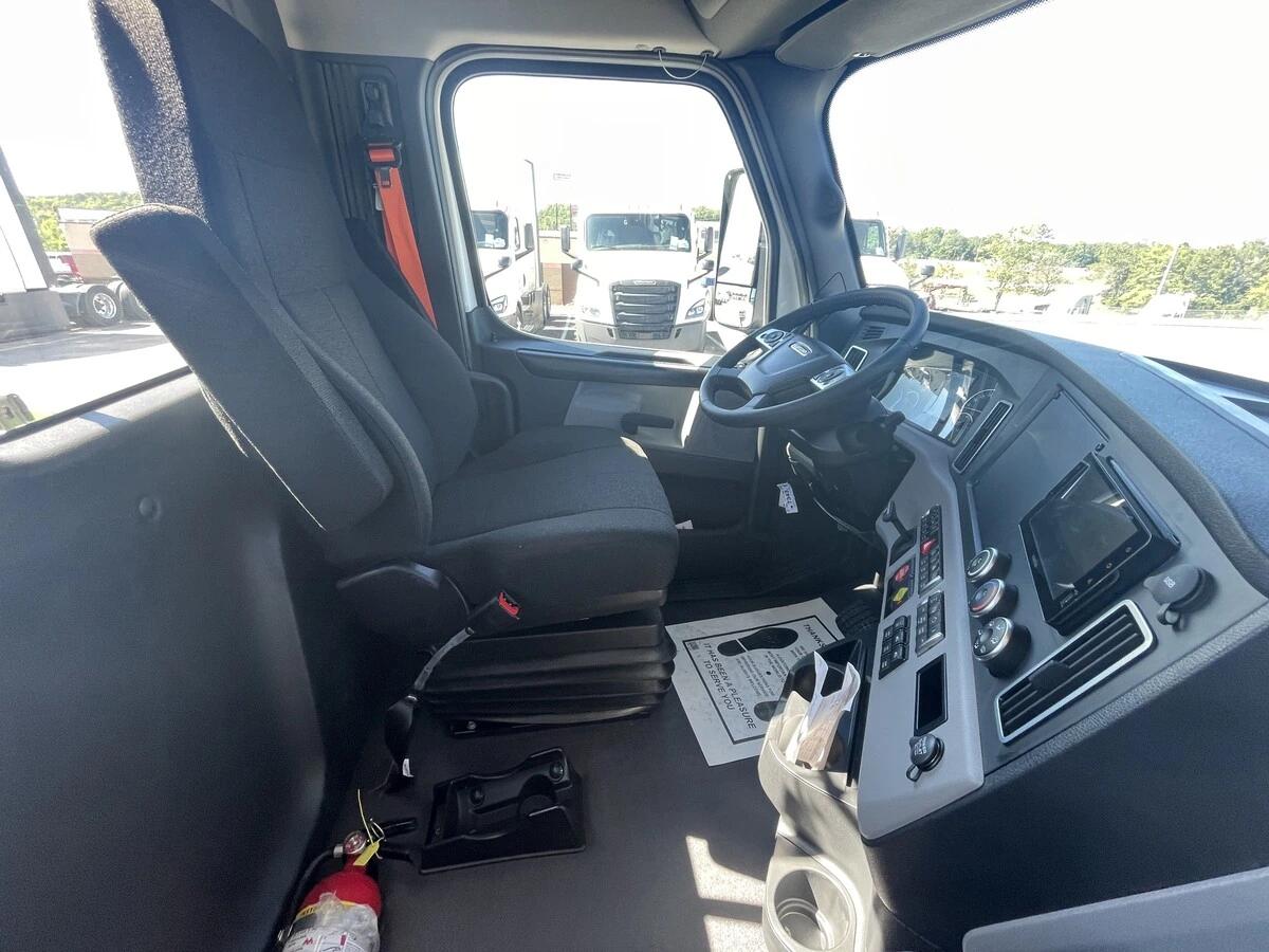 2027 Freightliner Cascadia — photo 37