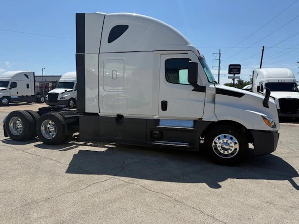 2024 Freightliner Cascadia — photo 3