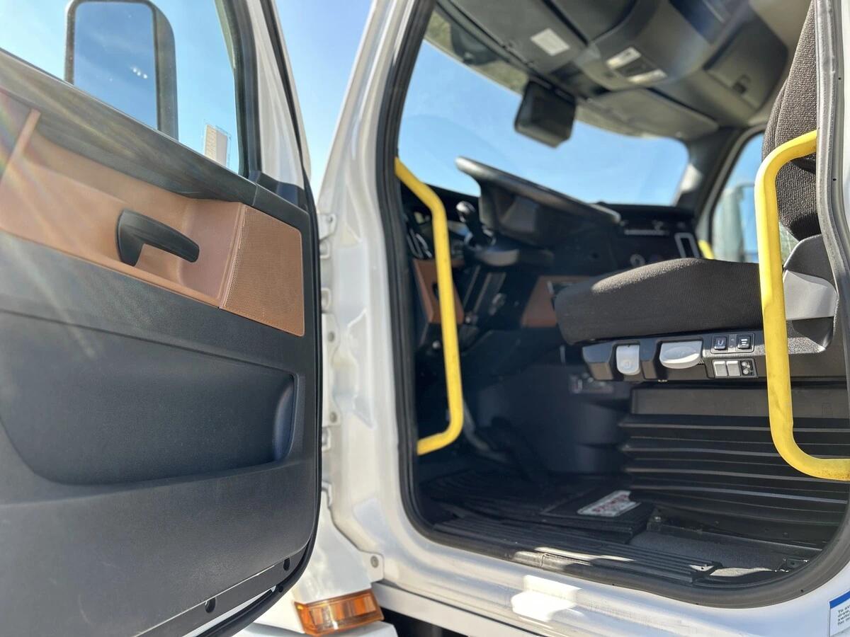 2023 Freightliner Cascadia — photo 12