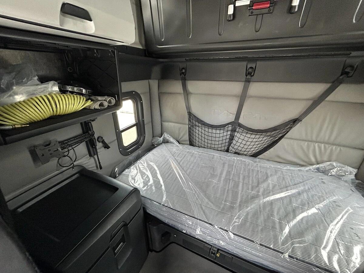 2022 Freightliner Cascadia — photo 18