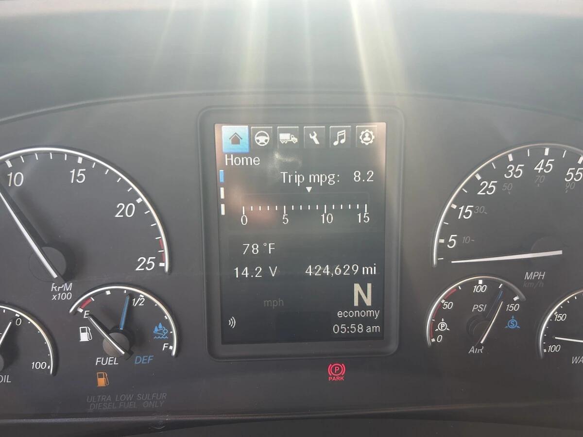 2022 Freightliner Cascadia — photo 22