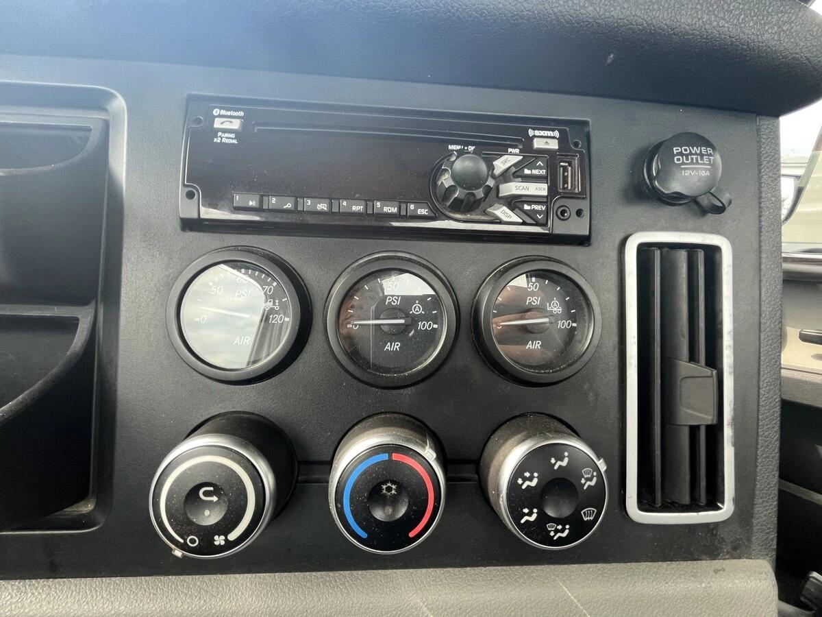 2021 Freightliner Cascadia — photo 27