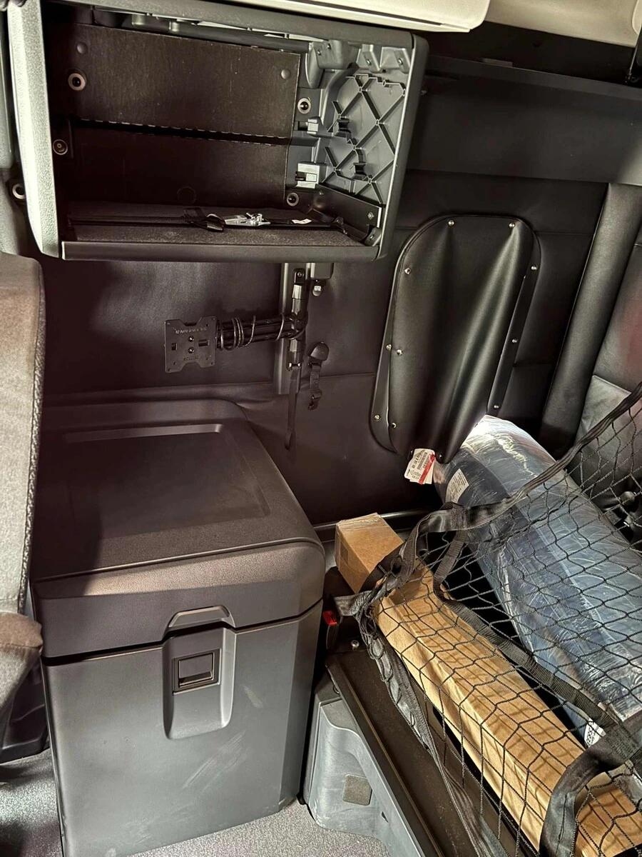2027 Freightliner Cascadia — photo 10