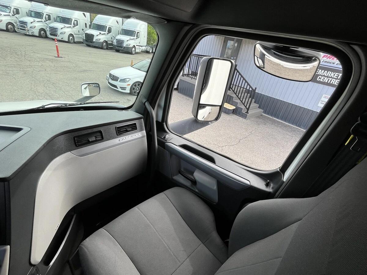 2019 Freightliner Cascadia — photo 40