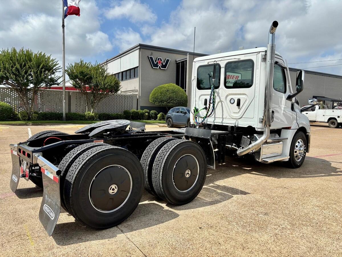 2027 Freightliner Cascadia — photo 5