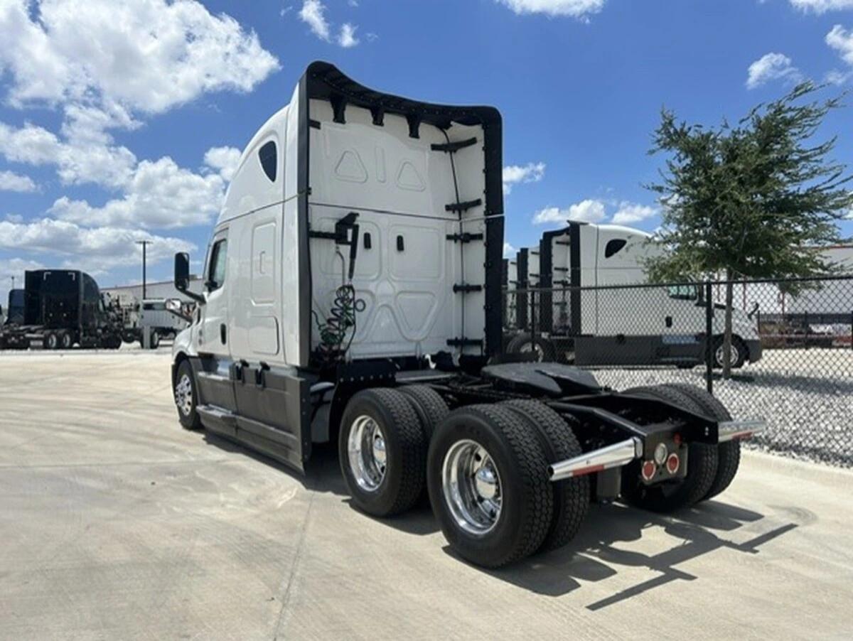 2025 Freightliner Cascadia — photo 3
