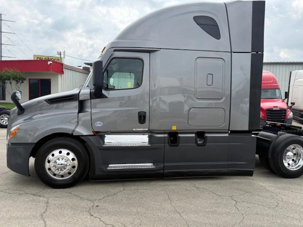 2022 Freightliner Cascadia — photo 6