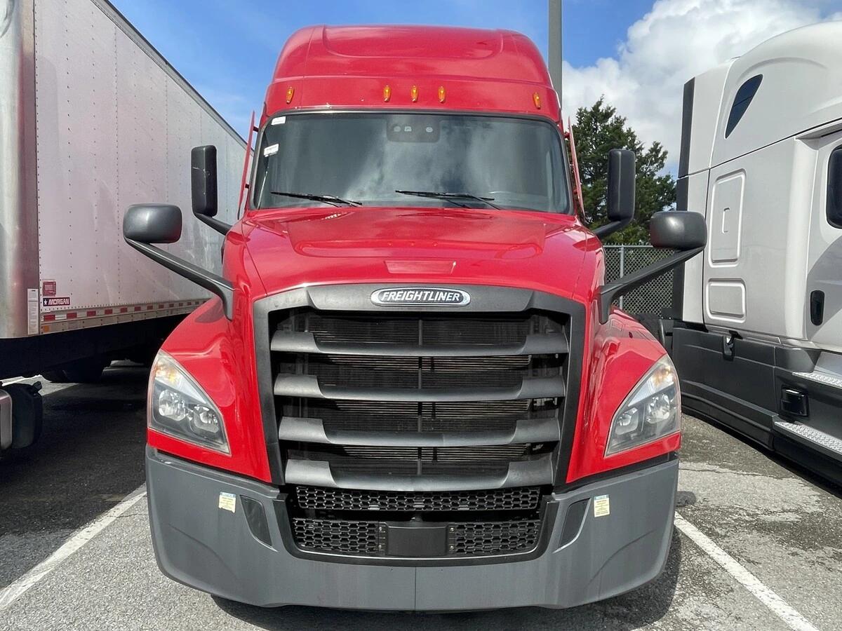 2022 Freightliner Cascadia — photo 2