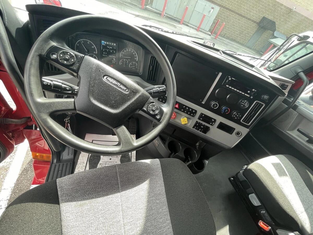 2022 Freightliner Cascadia — photo 18