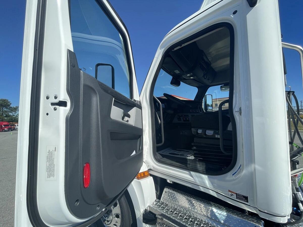 2027 Freightliner Cascadia — photo 20
