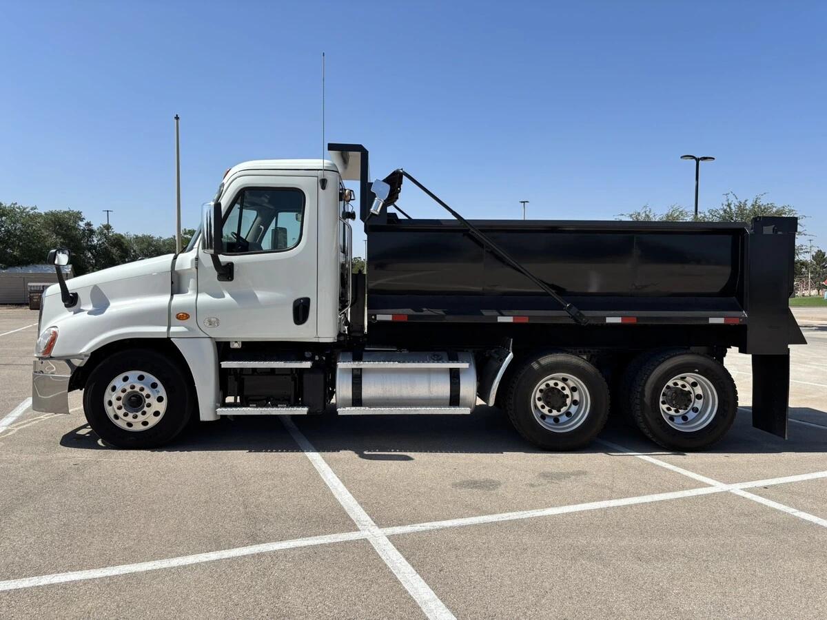 2020 Freightliner Cascadia — photo 8