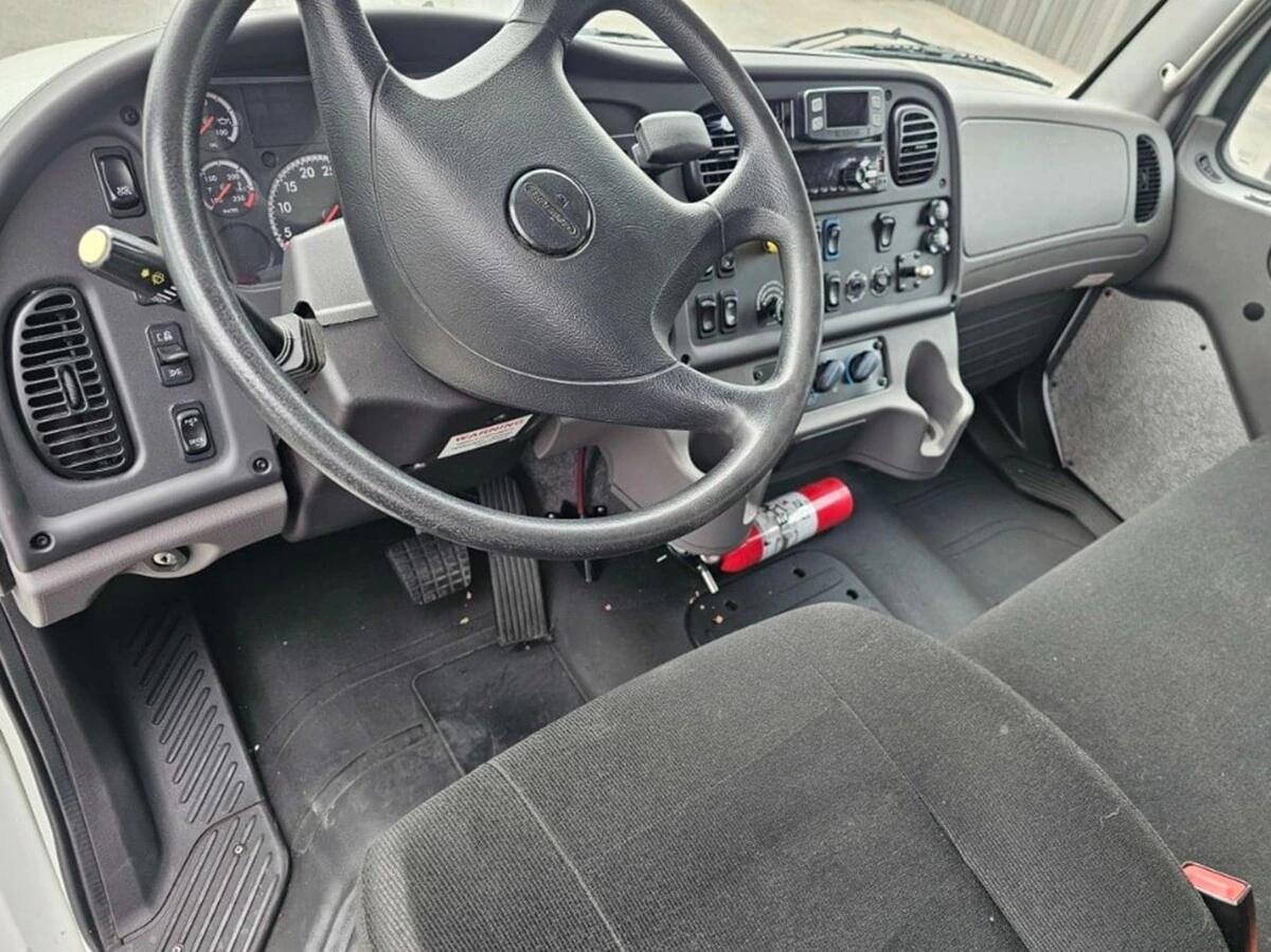 2019 Freightliner M2 106 — photo 7