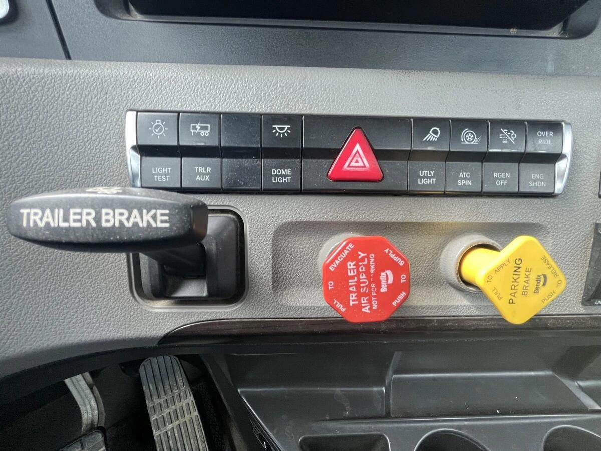 2021 Freightliner Cascadia — photo 26