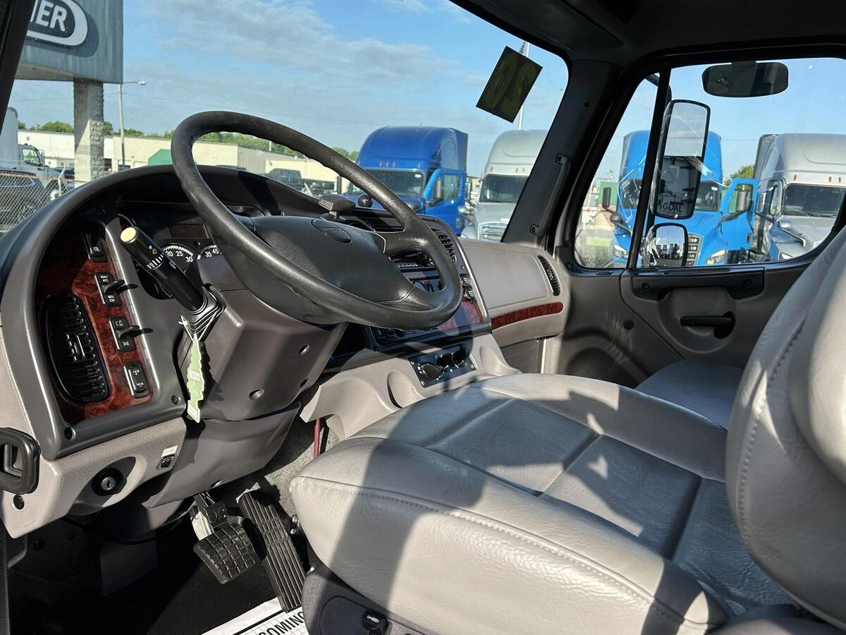 2020 Freightliner M2 106 — photo 8