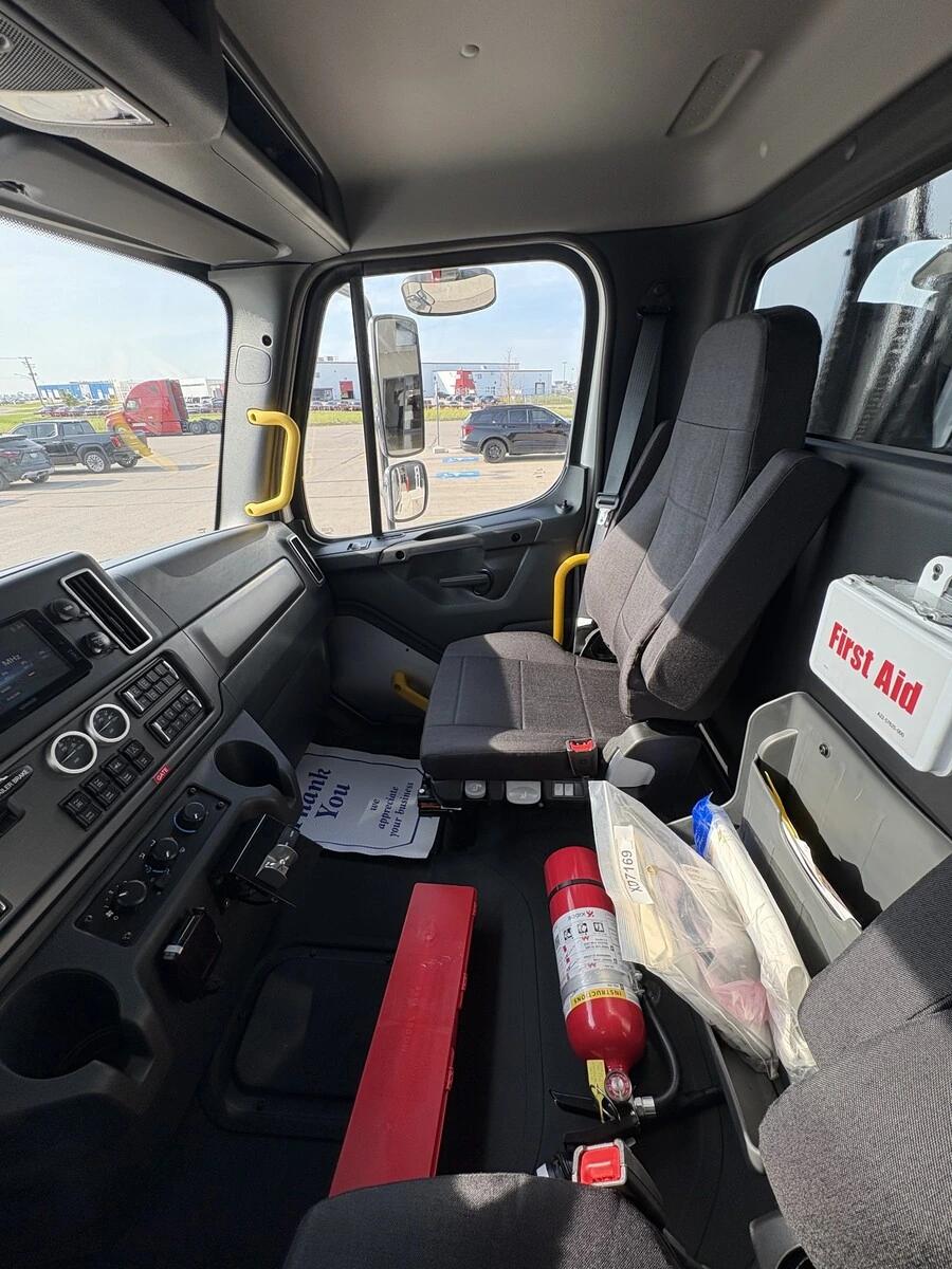 2027 Freightliner M2 106 — photo 13