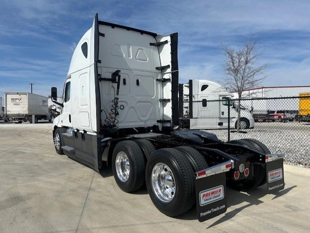 2024 Freightliner Cascadia in Fort Worth, TX — photo 3