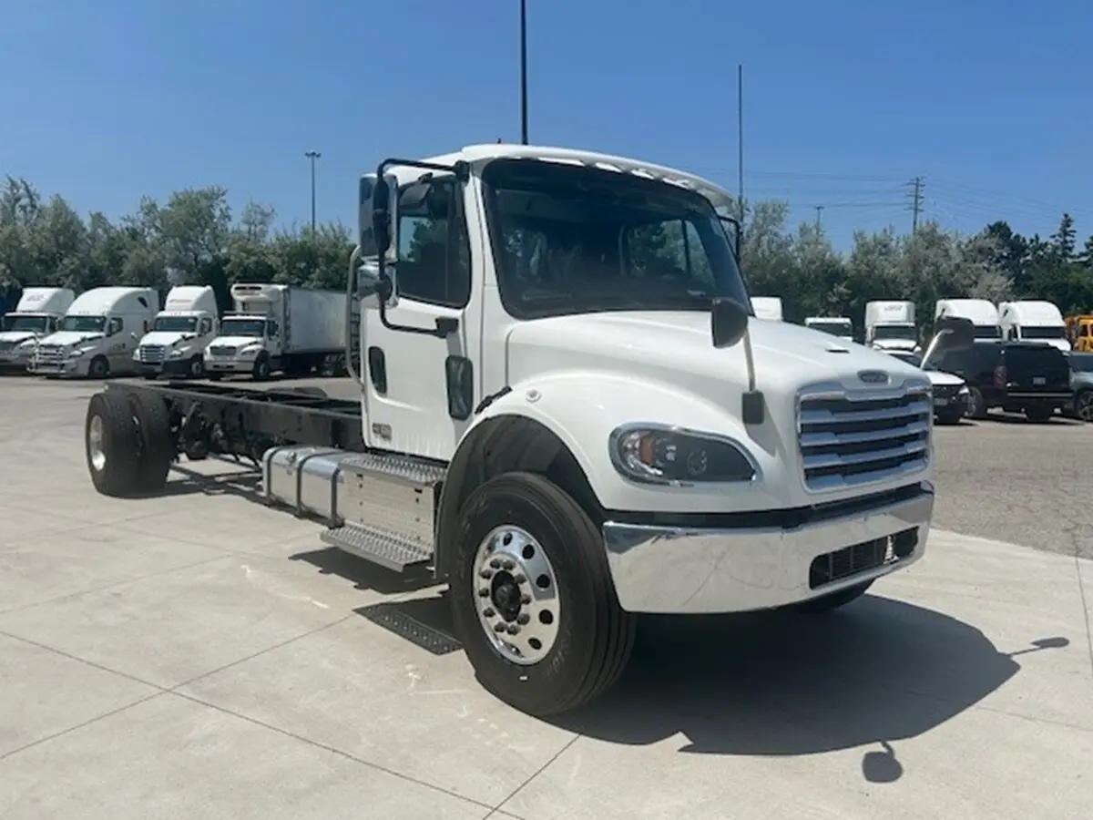 2026 Freightliner M2 106 in St. Catharines, ON — photo 2